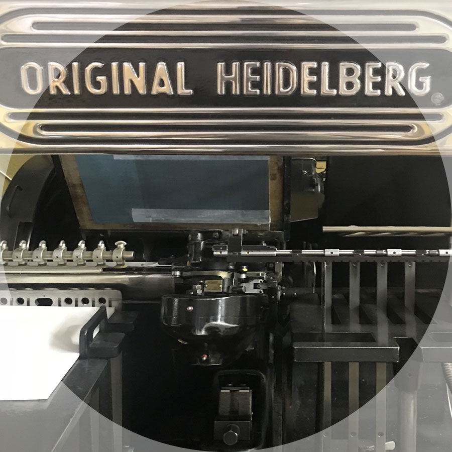 Příklopový lis Heidelberg pro tisk v archu.